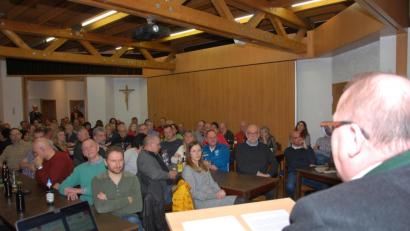 Bild: gsp
Volle Hütte bei der Wahlkampfveranstaltung des Ebermannsdorfer Bürgermeister-Kandidaten Johann Vornlocher (am Rednerpult) im Pfarrsaal der Gemeinde.