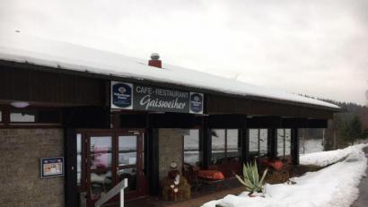 Archivbild: phs
Noch sieht es nicht nach Badesaison aus am Gaisweiher. Der Kommunalservice Flossenbürg hat nach einem gewonnen Prozess aber bessere Karten, dass er sein Wirtshaus bald neu verpachten kann.