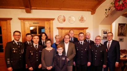 Bild: flm
Geehrt und befördert wurden mehrere Mitglieder der Waldsassener Feuerwehr. Im Bild (von links) Kommandant Tobias Tippmann, Felix Kubitschek, Florian Müller, Marion Schwientek, Sigrid Fischer, Monika Tippmann, Florian Sagstetter, Edmund Sommer, Jürgen Braun, Michael Dietl, Daniel Ott, Vorsitzender Wolfgang Fortelny und Bürgermeister Bernd Sommer.