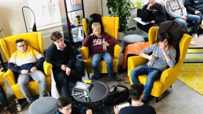 Bild: exb
Für ein Filmprojekt hatte die Schülergruppe von der Realschule im Stiftland die Mitarbeit der Profis der Marketingagentur C3 gewinnen können.