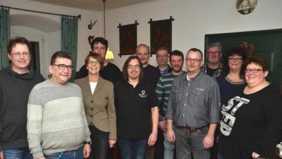 Bild: fjo
Beim "Weydhauser Fähnlein" übernehmen (von rechts) Christine Helgert, Kerstin Wilka-Dierl, Stefan Dierl, Andreas Federl, Andreas Kirner, Paul Zetzlmann, Stefan Lang, Andreas Ringholz und Adrian Dierl, sowie (von links) Jörg Reinisch und Uwe Baten Verantwortung bis hinein ins Festjahr 2021.