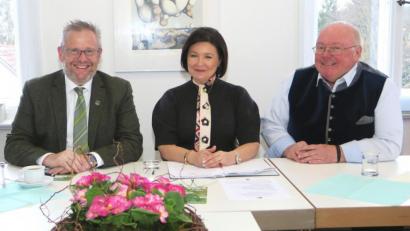 Bild: Hirsch
Oberbürgermeister Andreas Feller, Veranstalterin Ildiko Hummel und TV-Gartenexperte Andreas Modery (von links) werben für die vierten Schwandorfer Gartentage im April.