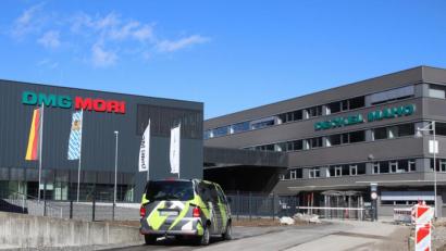 Bild: Benjamin Liss/dpa
Die Einfahrt der Unternehmens DMG Mori.