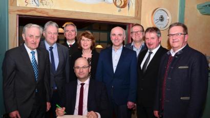 Bild: döh
Der Staatsminister für Finanzen und Heimat, Albert Füracker (sitzend) trug sich in das Goldene Buch der Marktgemeinde Freihung ein. Mit dabei (hinten von links): 2. Bürgermeister Helmut Klier, Landrat Richard Reisinger, MdL Harald Schwartz, Ortsvorsitzende Erika Urban, Bürgermeisterkandidat Klaus Siegert, Ortsvorsitzender Franz Luber, Ortsvorsitzender Heinrich Schwirzer und Bezirksrat Martin Preuß.
