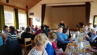 Bild: hzi
Ruhestandspfarrer Helmut Süß bei seinem Vortrag beim Einkehrtag der KAB Thurndorf im Pfarrheim.