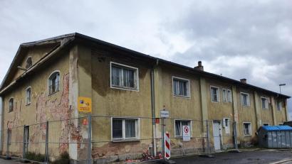 Bild: wd
Zutritt verboten. Das marode Anwesen ist nun einsturzgefährdet. Bis Ende der 1970-er Jahre bot dieses Bahngebäude (errichtet 1898) kärgliche Übernachtungsmöglichkeiten für das Zugpersonal. Zudem war hier die Uhrenwerkstätte für die Bahnhöfe in ganz Süddeutschland eingerichtet.