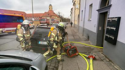 Bild: Hösamer
Die Feuerwehrleute gingen unter schwerem Atemschutz gegen den Kellerbrand in dem Mehrfamilienhaus an der Wackersdorfer Straße vor.