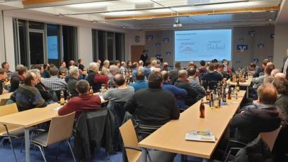 Bild: fvo
Gut besucht ist der Vortrag im Vohenstraußer Raiffeisensaal mit Pflanzenbauberater Michael Huber (am Pult)