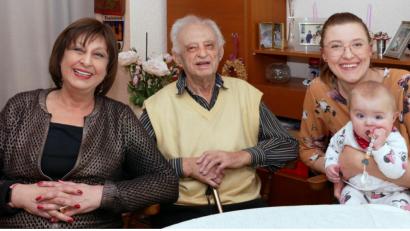 Bild: tr
Vier Generationen mit Tochter Christina Wolfrum, Ludwig Wolfrum und Adele Steinhauser, die Ehefrau von Enkel Jürgen Steinhauser mit Urenkelin Aurora (von links).