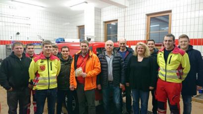 Bild: jma
Bürgermeisterkandidar Ewald Plößner (Sechser von links) kommt mit seinen CWG-Kollegen zur Spendenübergabe an die "First Responder" ins Feuerwehrhaus.