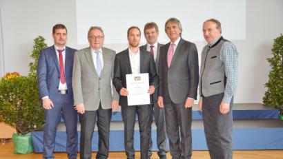 Bild: Regierung der Oberpfalz / Kammermeier
Regierungspräsident Axel Bartelt (Zweiter von rechts) und weitere Ehrengäste gratulieren Manuel Lutter (Dritter von links).