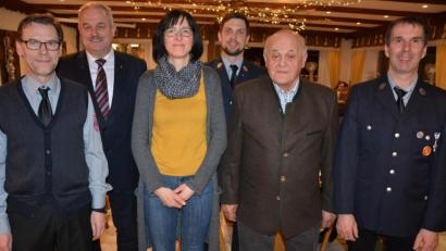 Bild: jr
Langjährige Mitglieder ehrte die Feuerwehr Großensees am Freitagabend. Unser Bild zeigt (von links) Franz Haberkorn, Bürgermeister Johann Burger, Edith Ried, Vorsitzender Matthias Härtl, Max Zintl und Max Schmid.