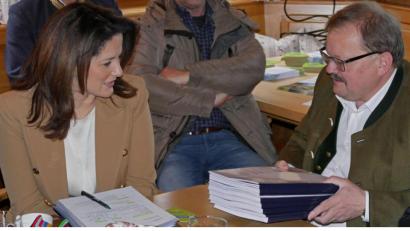 Bild: tr
Alfred Stier (rechts) mit der umfangreichen Machbarkeitsstudie. Ministerin Kaniber soll dafür in München werben und ein Gespräch beim Ministerpräsidenten Markus Söder arrangieren.