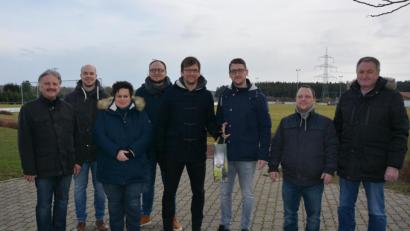 Bild: jr
Auf dem Sportgelände des TSV Konnersreuth trafen sich (von links) Herbert Neumann, Alexander Martin,Sonja Zimmermann, SPD-Ortsvorsitzender Markus Wenisch, SPD-Bürgermeisterkandidat Wolfgang Pötzl, stellvertretender TSV-Vorsitzender Christopher Rüth, Stephan Zimmermann und Marktrat Edgar Wenisch.