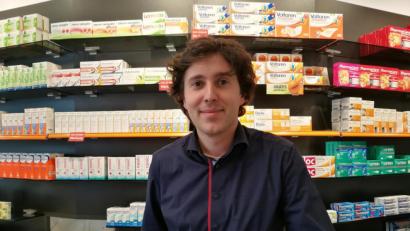 Bild: ppes
Robert Winkler, Inhaber der Email-Apotheke, hat aufgrund des Lieferengpasses seit einiger Zeit kein Desinfektionsmittel mehr im Angebot. Er rät, wie viele andere Apotheker auch, besonders auf Hygiene zu achten und sich regelmäßig die Hände zu waschen.