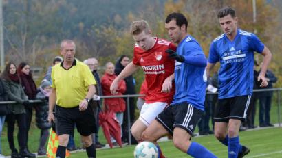 Bild: ham
Dennis Lobinger (rotes Trikot/Szene aus dem Spiel gegen die SpVgg SV Weiden) wird den Pfreimdern wegen eines Mittelfußbruches längere Zeit fehlen.