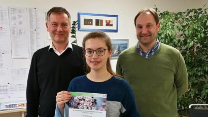 Bild: exb
OStD Christian Schwab, Schulleiter des JAS-Gymnasiums, überreichte Elena Meier (Q11) die Urkunde für die Teilnahme an der zweiten Runde der „31. Internationalen BiologieOlympiade“. Herr Schwab und Betreuungslehrer Michael Sontheim gratulierten ganz herzlich und bedankten sich für ihr großes Engagement, das sie bei der wiederholten Teilnahme an diesem anspruchsvollen Biologie-Wettbewerb zeigte.