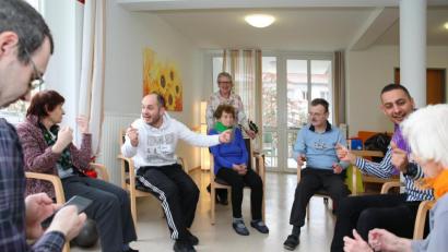 Bild: JOCHEN NEUMANN 
ERBENDORF
Sitztanz und neue Rhythmen brachten die Altenpfleger beim Projekttag den Bewohnern des Caritas-Altenheims bei. Mit auf dem Bild Lehrerin Ingrid Linkel (stehend)