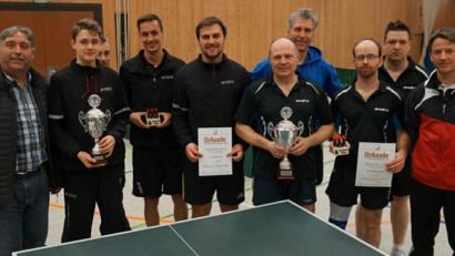 Bild: ttv
Günter Kick (links) und Henry Seifert (rechts) gratulierten den Gewinnern des „Final Four“-Turniers.