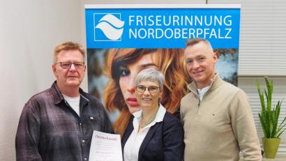 Bild: Bühner
Hauptreferentin der Friseur-Innung Nordoberpfalz ist die Geschäftsführerin des Landesverbandes des bayrischen Friseurhandwerks Doris Ortlieb. Mit dabei auch Ehrenobermeister Harald Raml (links) und der amtierende Obermeister Alfons Kliebhahn.