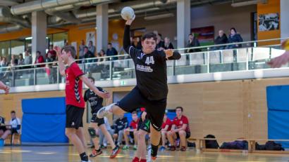 Bild: Guenter Uschold (gud)
Dreimal traf Alexander Hildebrand gegen die HSG Nabburg Schwarzenfeld und leistete seinen Beitrag zum Titelgewinn der B-Jugend.