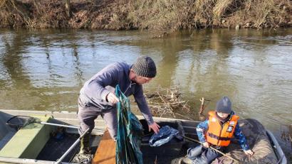 Bild: pop
Auch vom Boot aus wurde Müll aus der Vils gefischt und entsorgt.