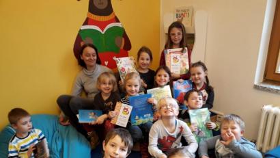 Bild: exb
Stolz präsentieren die Vorschulkinder des Kinderhauses Hl. Geist zum Abschluss ihre Bücherei-Fuchsurkunde und die ersten ausgeliehen Bücher.