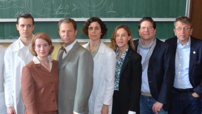 Bild: Kunz
Am Sonntag fiel in Prag die letzte Klappe zur dritten Staffel der erfolgreichen ARD-Serie "„Charité“. V,l. Franz Hartwig, Nina Gummich, Philipp Hochmair, Nina Kunzendorf, Regisseurin Christine Fink, Produzent Benjamin Benedict und Charité-Vorstandsvorsitzender Professor Dr. Heyo Kroemer.