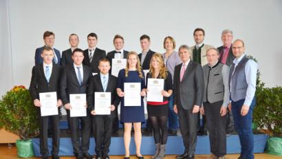 Bild: Regierung der Oberpfalz/Kammermeier/exb
Regierungspräsident Axel Bartelt (Reihe vorne, Dritter von rechts), Kreisobmann Ely Eibisch (rechts) und Landwirtschaftsdirektor Wolfgang Wenisch (hinten, rechts) gratulierten mit weiteren Ehrengästen den Absolventen aus dem Landkreis Tirschenreuth, unter denen mit Lena Enders (Reihe vorne, Vierte von rechts) und Veronika Kost (links daneben) auch zwei junge Damen waren.