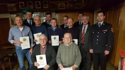 Bild: hme
Die Geehrten der Feuerwehr Neudorf mit den Urgesteinen Anton Lorenz und Josef Lang (vorne von links).