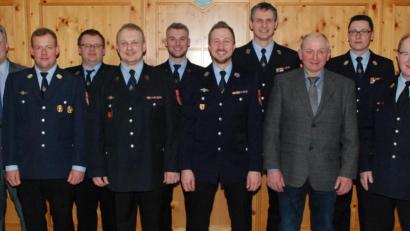 Bild: sche
Der neue Vorstand der Feuerwehr Freudenberg-Wutschdorf und die Ehrengäste (von links) Landrat Richard Reisinger, Daniel Gietl, Martin Sollfrank, Franz Bauer, Manuel Schorner, Stefan Freundorfer, stellvertretender Kommandant Peter Meßmann, 2. Bürgermeister Franz Weiß, Kommandant Armin Daubenmerkl und Kreisbrandinspektor Hubert Blödt.