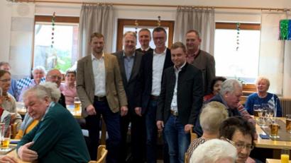 Bild: u
Zum CSU-Seniorennachmittag im voll besetzten Ehenfelder Gemeinschaftshaus hatte sich allerhand politische Prominenz eingefunden. Von links: Stadtrat Christian Gnan, Landrat Richard Reisinger, MdL Harald Schwartz, Bürgermeister Hermann Falk, Dorfgemeinschaftsvorsitzender und Stadtratskandidat Manuel Falk und Stadtrat Josef Luber.