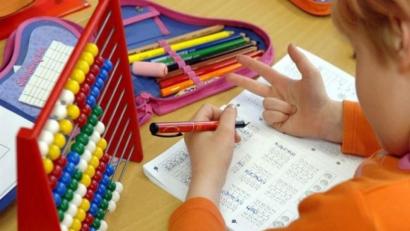 Symbolbild: Patrick Pleul/dpa
Momentan muss man nicht besonders intensiv rechnen, wenn es um die Zahl der Coronavirus-Verdachtsfälle im Landkreis Schwandorf geht. Laut Landratsamt liegt sie derzeit bei null. Erfreulicherweise hat sich auch die Sorge um eine Schulleiterin im nördlichen Landkreis als unbegründet erwiesen.