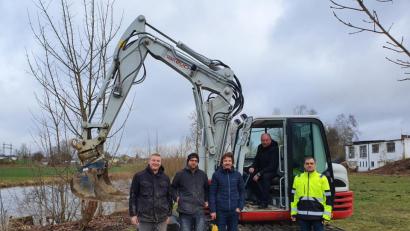 Bild: Ronny Gäßner/exb
Der Baubeginn der Outdoor-Fitness-Anlage in Kümmersbruck ist erfolgt.