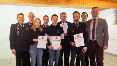 Bild: bö
Auf Aus- und Weiterbildung legt man bei der Feuerwehr Ransbach großen Wert: (von links) KBM Alexander Graf, Jürgen Hirsch, Lara Burkert, Kommandant Andreas Bruckmüller, Marco Sperl, Thomas Gradl, Dieter Burkert, Vorsitzender Christoph Finn und Bürgermeister Florian Junkes.