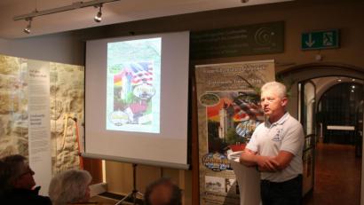 Bild: sne
Gerald Morgenstern kennt die Natur am Truppenübungsplatz genau. Sein Wissen teilt er mit den interessierten Zuhörern im Grafenwöhrer Kultur- und Militärmuseum.