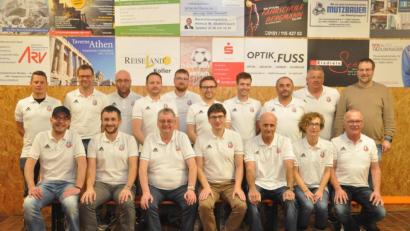 Bild: dob
Uli Münchmeier (sitzend, Vierter von links), Thomas Groß (sitzend, Dritter von rechts) und Rainer Gebert (sitzend, Vierter von links) sind die Macher der Spielvereinigung, die im übernächsten Jahr 100-jähriges Jubiläum feiern kann. Schon jetzt laufen dafür die Planungen an.