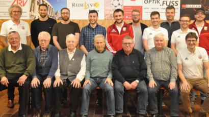 Bild: dob
SpVgg-Vorsitzender Uli Münchmeier (vorne, rechts) dankt langjährigen Mitgliedern.