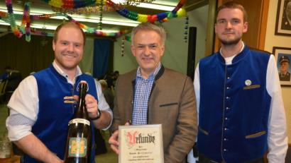 Bild: jr
18 Jahre lang hatte Bürgermeister Roland Grillmeier (Mitte) die Schirmherrschaft über das Mitterteicher Starkbierfest übernommen. Weil er bald aus dem Amt ausscheidet, wurde er nun zum Ehrenschirmherrn ernannt. Vorsitzender Alexander Hutterer (rechts) und Festleiter Christoph Härtl gratulierten.