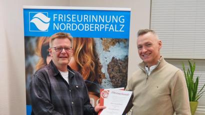 Bild: Bühner
Alfons Kliebhahn, Obermeister der Friseur-Innung Noroberpfalz (links), überreicht seinem Vorgänger Harald Raml die Ernennungsurkunde zum Ehrenobermeister.