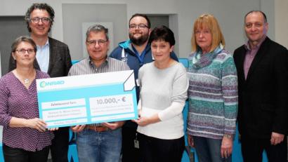 Bild: Conrad/Bauroth/exb
Geschäftsführer Jürgen Groth (Zweiter von links) sowie Mitarbeiter von Conrad Electronic SE überreichen gemeinsam 10 000 Euro an das Kinderpalliativteam Ostbayern rund um Lydia Moosburger (links) und Chefarzt Dr. Andreas Fiedler (Dritter von links).