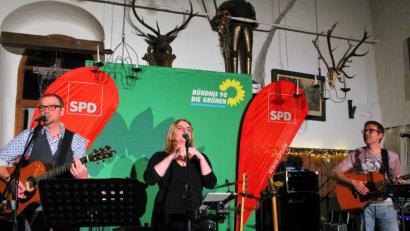 Bild: stg
Den Auftakt machte das Trio "Treibhauz" mit vier Songs von "Bella ciao" bis "Come together".