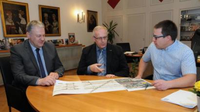 Bild: Christine Hollederer
Über die Fortschritte bei der Planung der Eisenbahnbrücke über der Kreisstraße AS 37 in Neukirchen freuen sich (von links) Landrat Richard Reisinger, Bürgermeister Winfried Franz und Tiefbauamtsleiter Matthias Kolb.