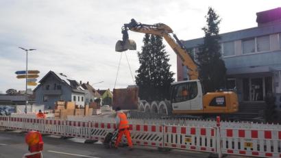 Bild: bl
Ein Bagger bringt die schweren Stahlplatten für den Graben-Verbau in der Oberviechtacher Straße an Ort und Stelle. Die Kreuzung mit Hütgasse und Neunburger Straße ist nicht nur für den Verkehr ein schwieriger Bereich, hier treffen auch Wasserleitungen aufeinander, die dringend saniert werden müssen.