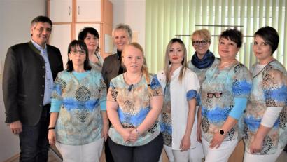 Bild: rgr
Daniela Schmeller (Zweite von links) hat gemeinsam mit ihrem Team zu einem Tag der offenen Tür eingeladen, um das 20-jährige Bestehen der "Pflegeoase" zu feiern. Bürgermeister Edgar Knobloch und zweite Bürgermeisterin Anita Stauber (Vierte von links) gratulierten dazu.