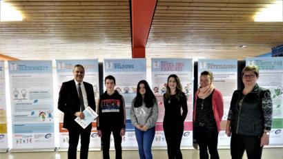 Bild: ubb
Jürgen Preisinger erklärte den Schülern Marc Schwartling und Nathalie Höfer, den Lehrerinnen Susanne Bergler und Nadine Meiler sowie Rektorin Gisela Kastner (von links) das Prinzip der Ausstellung.