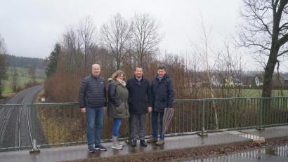 Bild: den
Altbürgermeister Hans-Gerd Reindl (von links), Kreisrätin Sybille Bayer, Landratskandidat Thomas Döhler und MdB Uli Grötsch sahen sich vor Ort in Lenau und bei Oberwappenöst die Bahnstrecken an.