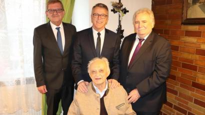 Bild: Mirko Streich, Stadt Tirschenreuth/exb
Zum 95.Geburtstag durfte Altbürgermeister Ludwig Wolfrum (vorne) auch die Glückwünsche von Norbert Schuller, Franz Stahl und Peter Gold (hinten von links) entgegennehmen.