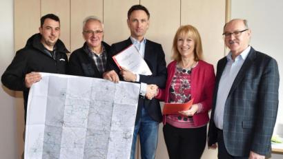 Bild: no
Während die Tinte der Vertragsunterschriften trocknet, machen (von links) Philipp und Egon Deinhard (Ausbaufirma Egon Kabelbau), Geschäftsführer Chris Brandl (Brandl Services), Bürgermeisterin Brigitte Bachmann und der Leiter der Verwaltungsgemeinschaft Illschswang, Siegfried Holler, ein Erinnerungsfoto.