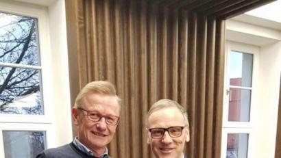 Bild: exb
Bürgermeister Bernd Sommer (rechts) überreichte Stadtrat Ferdinand Sperber nachträglich zum Geburtstag ein flüssiges Präsent.